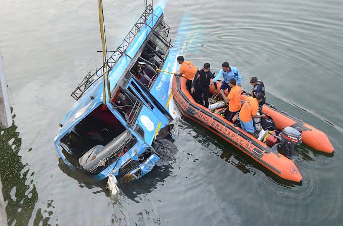 24 Killed After Bus Plunges Into River in Côte d’Ivoire